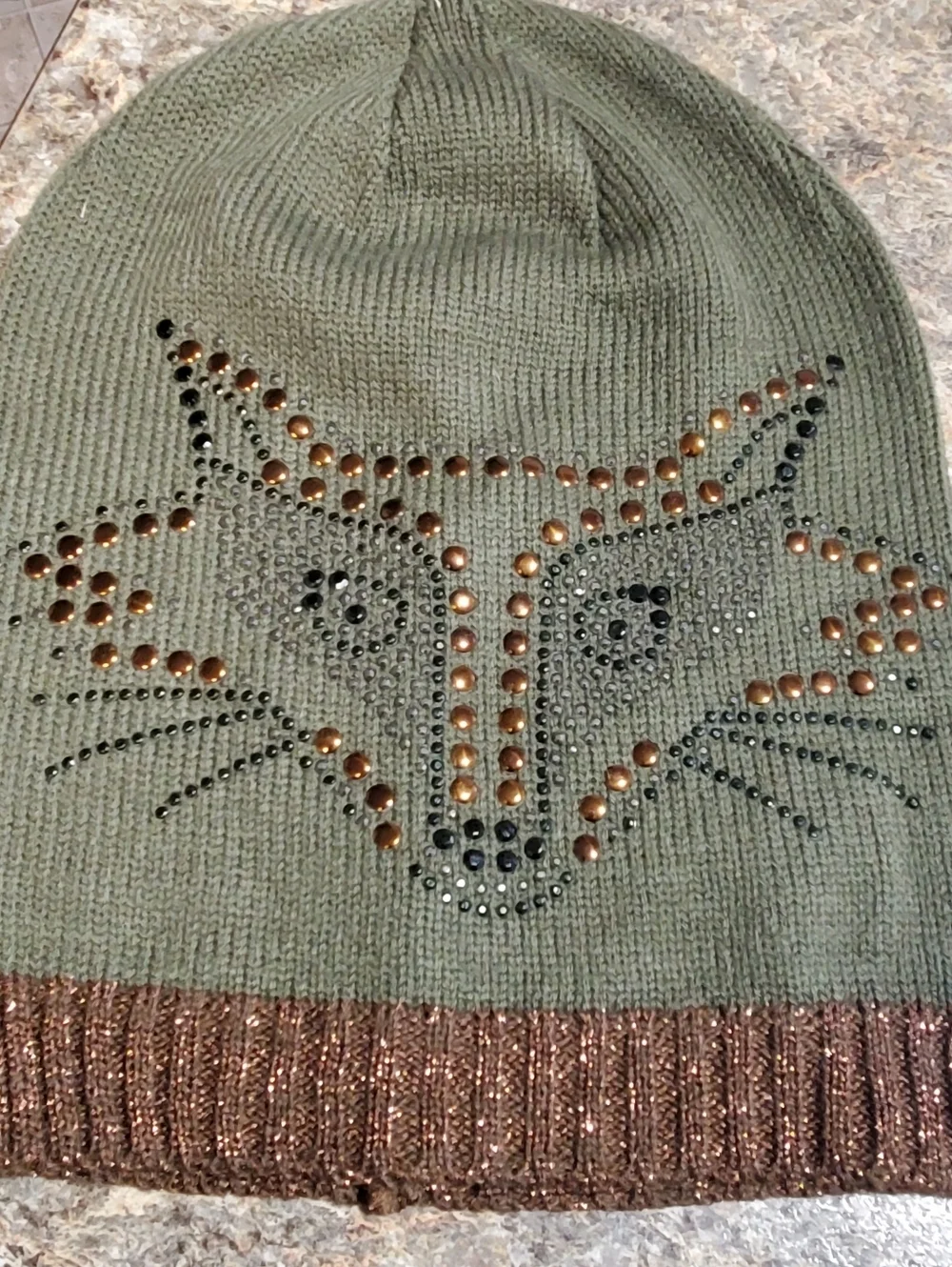 RIBBED KNIT METALLIC FOX BEANIE HAT. GREEN BROWN. COPPER SILVER STUDS. NWOT
